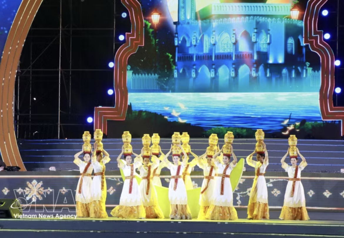 An art performance at the closing ceremony of the sixth Cham Ethnic Culture Festival.