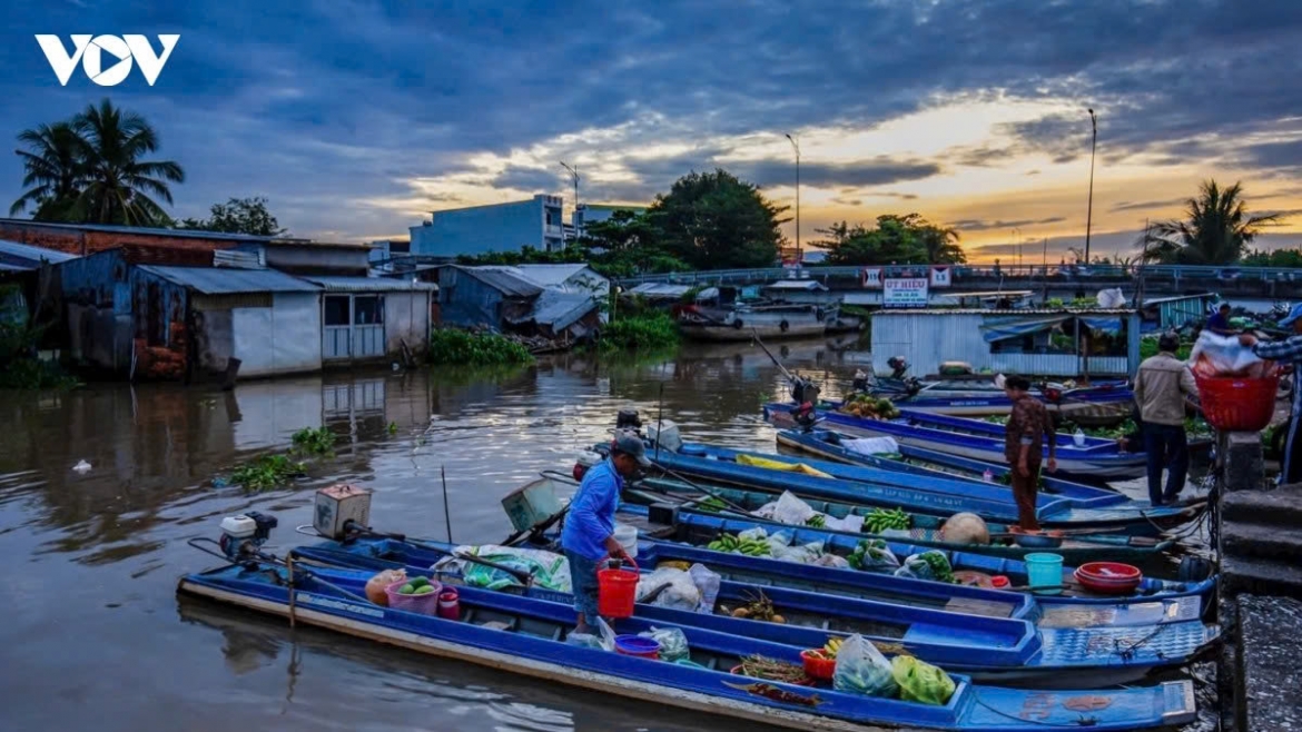 Friendly conversations, traditional trading customs and the relaxed atmosphere create a cultural experience that many travellers consider more memorable than conventional tourist attractions.