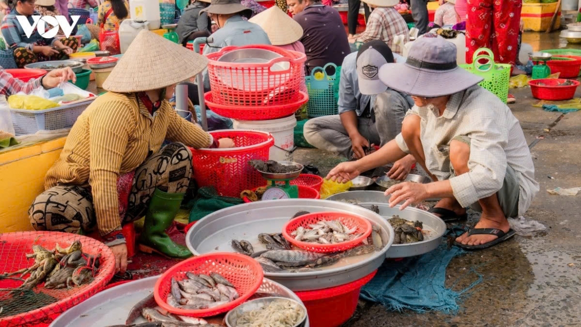 Like its name to reflect its riverside customs, this market has no stalls, shelves, or sturdy roofs. 