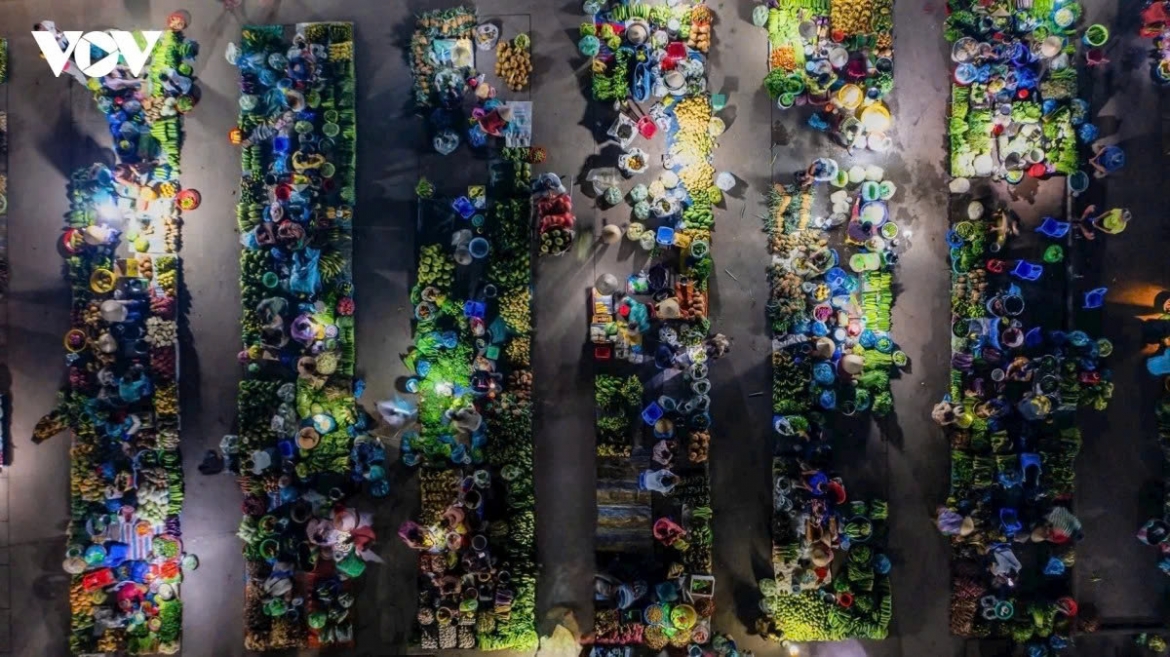 Beginning as early as 2 or 3 a.m. and staying busy till around 9 a.m. or 9:30 a.m., the market becomes a gathering place for farmers from surrounding villages.