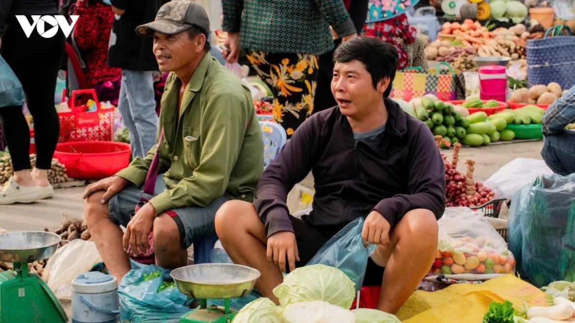 Visitors can find seasonal fruits, freshwater fish, shrimp, edible flowers and wild vegetables that are deeply connected to the culinary traditions of southern Vietnam.