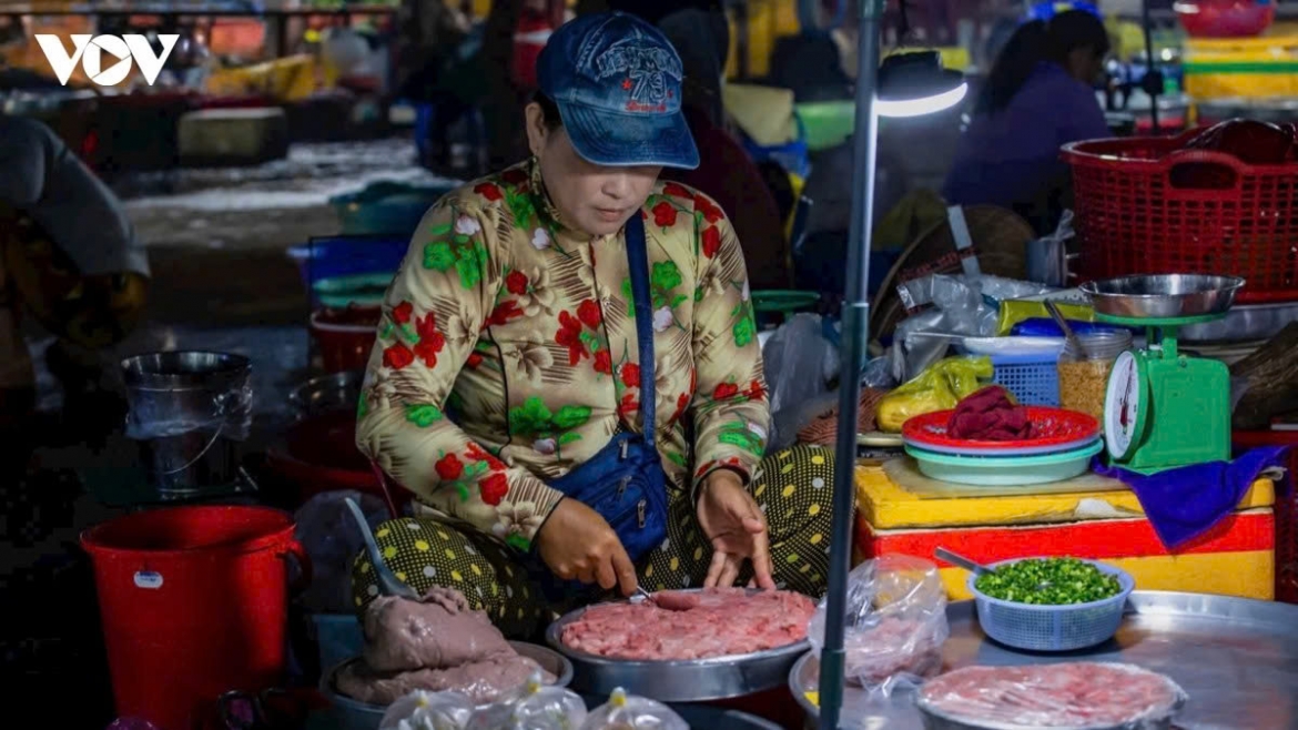 Products such as water lilies, sesban flowers, climbing fern shoots and various freshwater species provide a fascinating introduction to ingredients rarely seen outside the Mekong Delta.