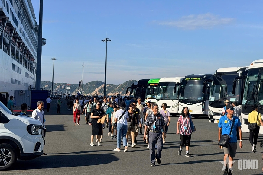 Khanh Hoa welcomes 1,300 cruise passengers on board the Bahamas-flagged Star Voyager on June 9. (Photo: qdnd.vn)