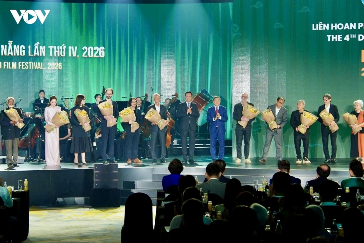 Da Nang authorities present flowers to film producers, directors, actors and actresses at DANAFF IV opening ceremony