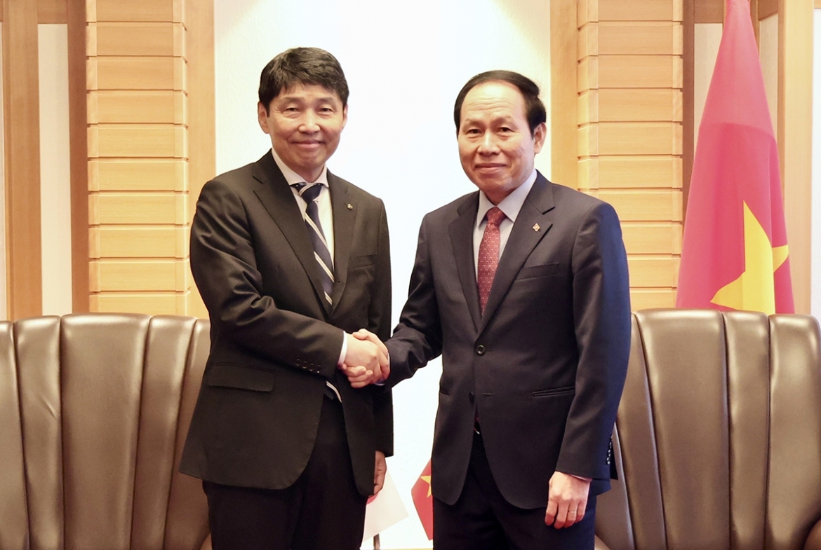Vietnamese Deputy Prime Minister Le Tien Chau (R) meets with Gunma Governor Yamamoto Ichita on June 10. (Photo: VGP)