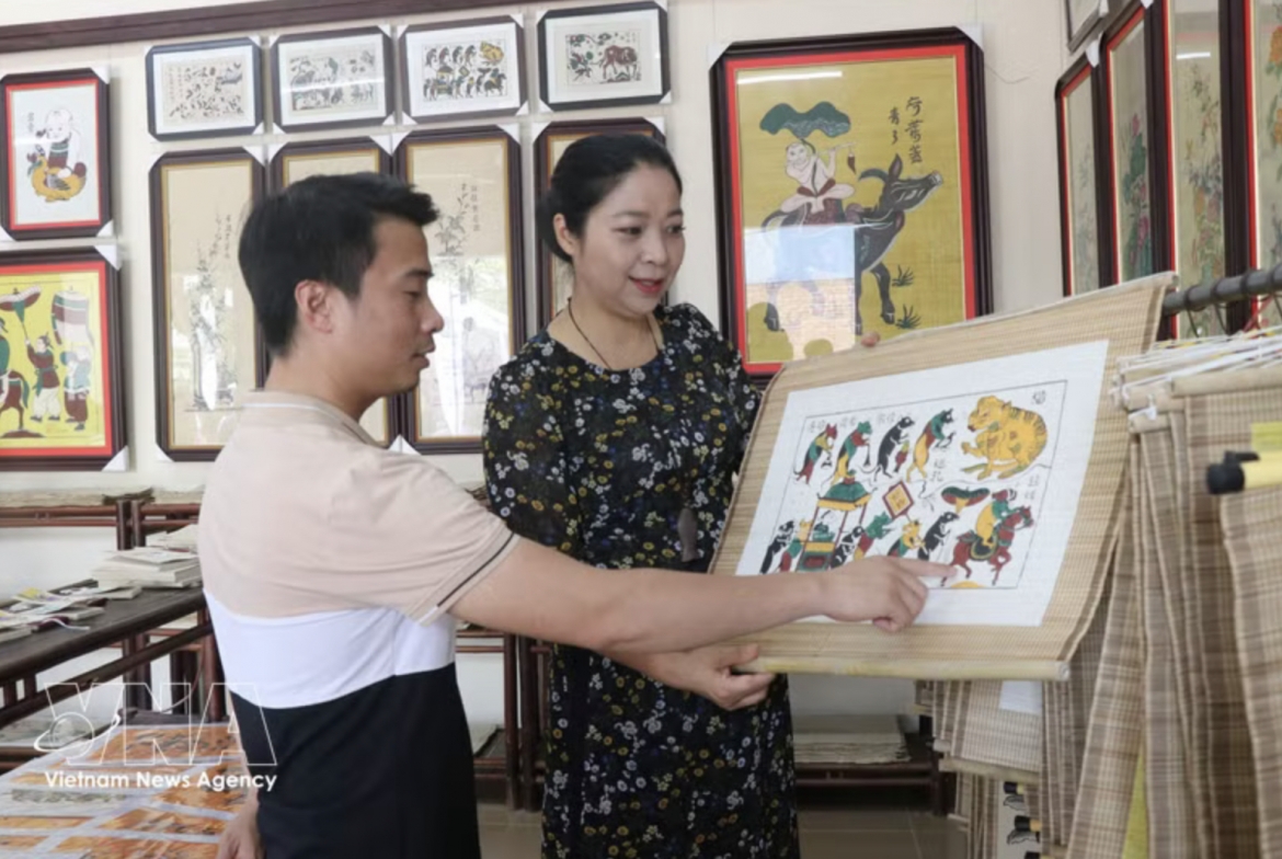 A visitor explores the art of making Dong Ho folk paintings in Bac Ninh province.