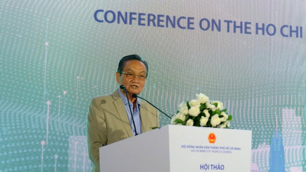 Dr Tran Du Lich, a senior economic expert, speaks at the conference