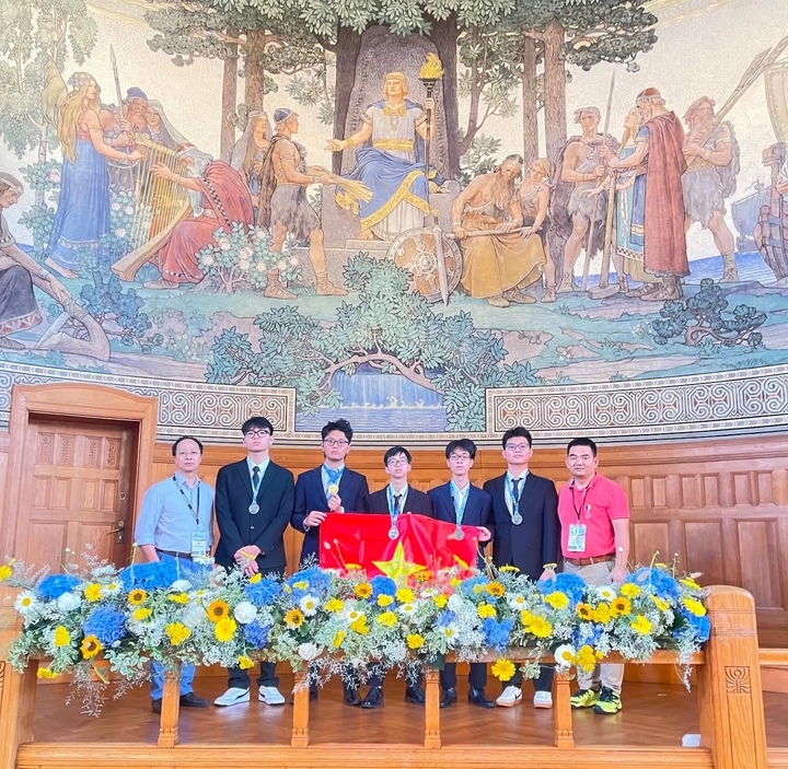 Vietnam wins one gold, four silvers at European Physics Olympiad (Photo: vtcnews.vn)