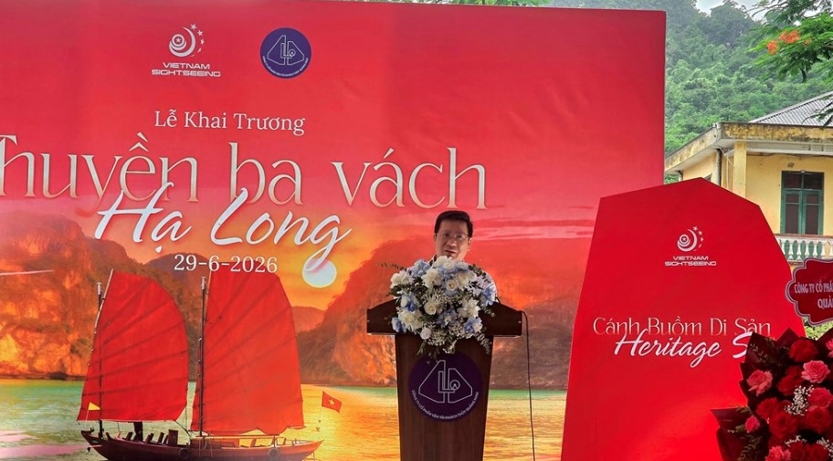 Nguyen Viet Dung, Director of the Quang Ninh Department of Culture, Sports and Tourism, delivers remarks at the event. (Photo: baovanhoa.vn)