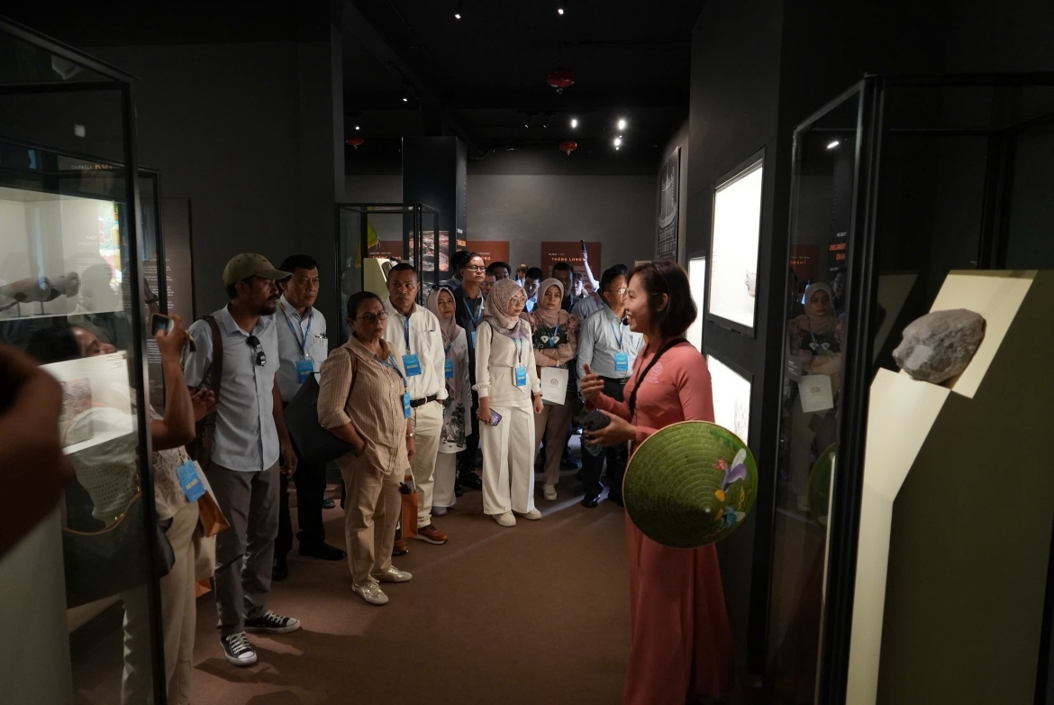 The delegates visit Hanoi heritage sites during a tour organized by the Hanoi Department of Tourism.
(Photo: Hanoi Department of Tourism)