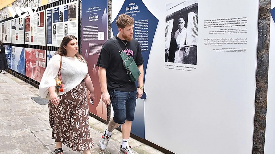 The exhibition also attracts foreign visitors.