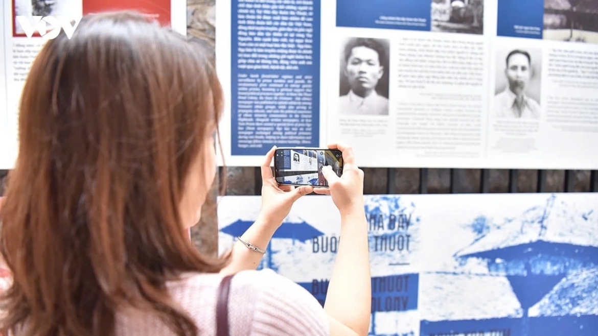 The second part portrays the images of journalists and soldiers who, despite being imprisoned in harsh conditions or fighting on the fierce battlefield, still managed to compile, print, and publish journalistic works.
