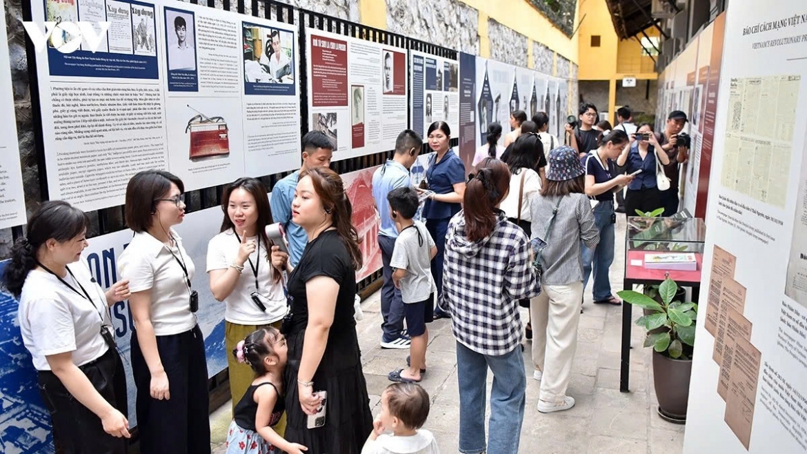 The images and portraits of journalists and war correspondents featured in the exhibition "Steel Pen, Loyal Heart" have helped viewers gain a better understanding of Vietnam's revolutionary journalism.