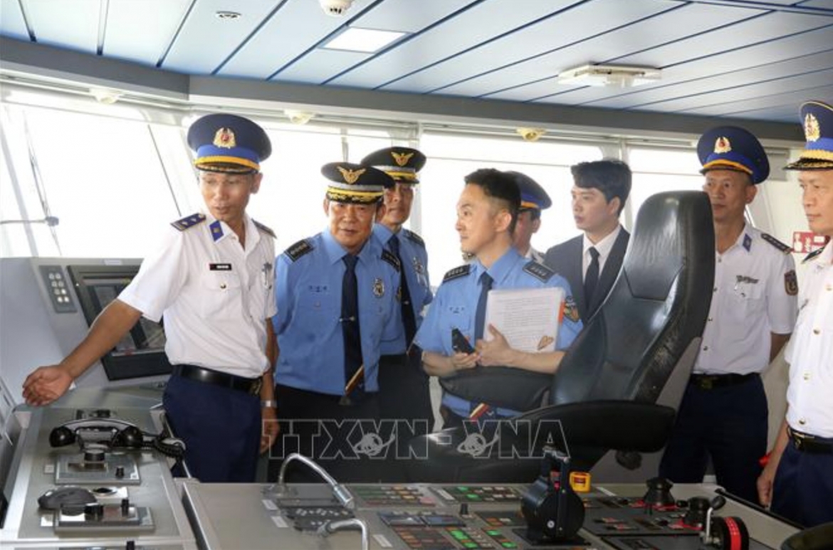 Leaders of Vietnam Coast Guard ship 8001 brief Kim Tae Kyun, Director of the Korea Coast Guard Academy, and delegates on the vessel’s advanced features.