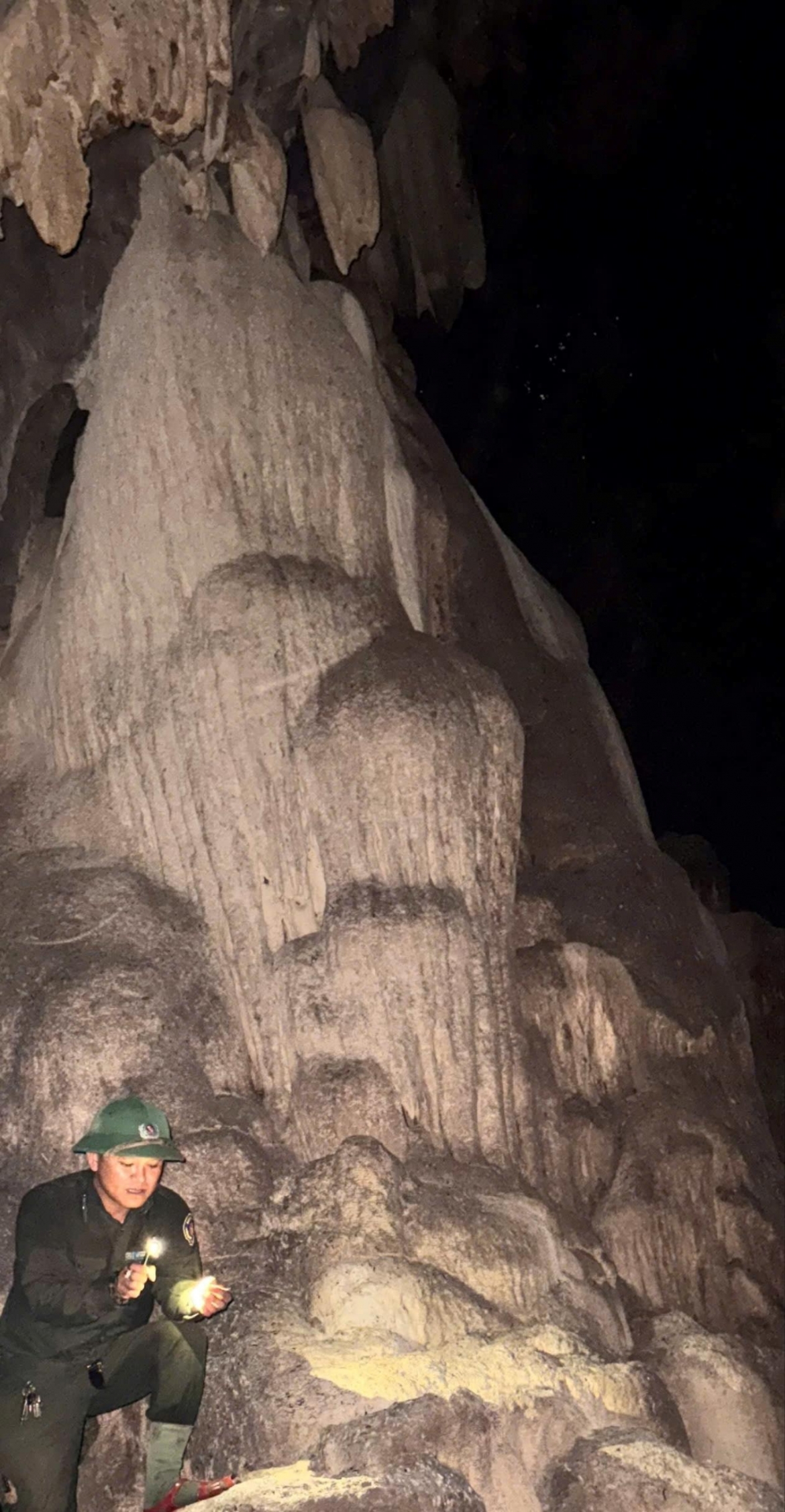 The stalactites inside the newly discovered cave in Quang Tri have unusual shapes. (Photo: daibieunhandan.vn)