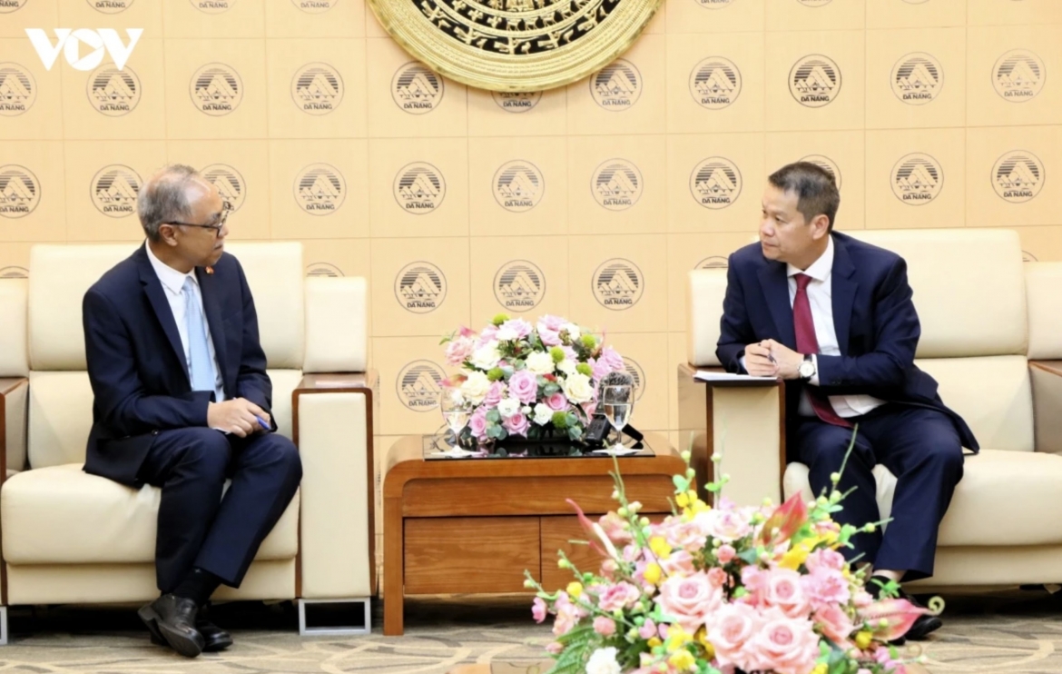 Chairman of the Da Nang municipal People’s Committee Nguyen Manh Hung (R) meets with Indonesian Ambassador to Vietnam Adam M. Tugio.