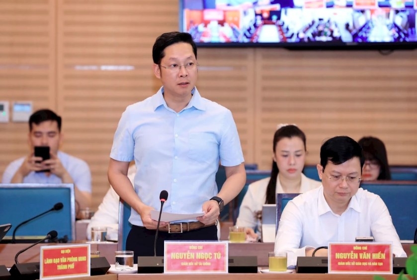 Nguyen Ngoc Tu, Director of Hanoi’s Department of Finance, presents a summary report on the city’s socio-economic performance.