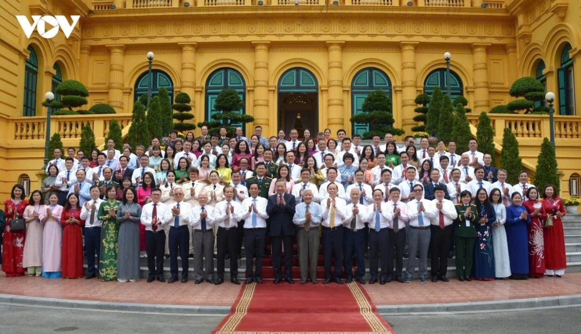 Party General Secretary and State President To Lam and 101 outstanding journalists and veteran media professionals pose for a group photo after a meeting in Hanoi on June 16 to mark the 101st anniversary of Vietnam Revolutionary Press Day (June 21, 1925–2026)