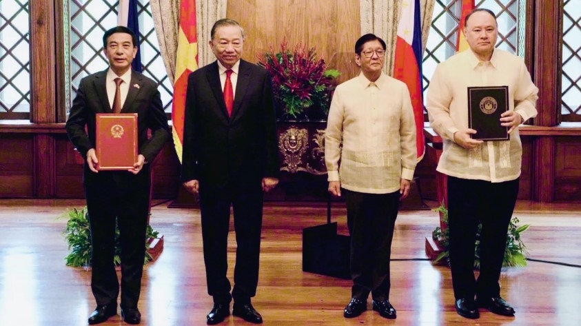 Party General Secretary and State President To Lam and Philippine President Ferdinand Romualdez Marcos Jr. witness the exchange of cooperation documents between the two countries.