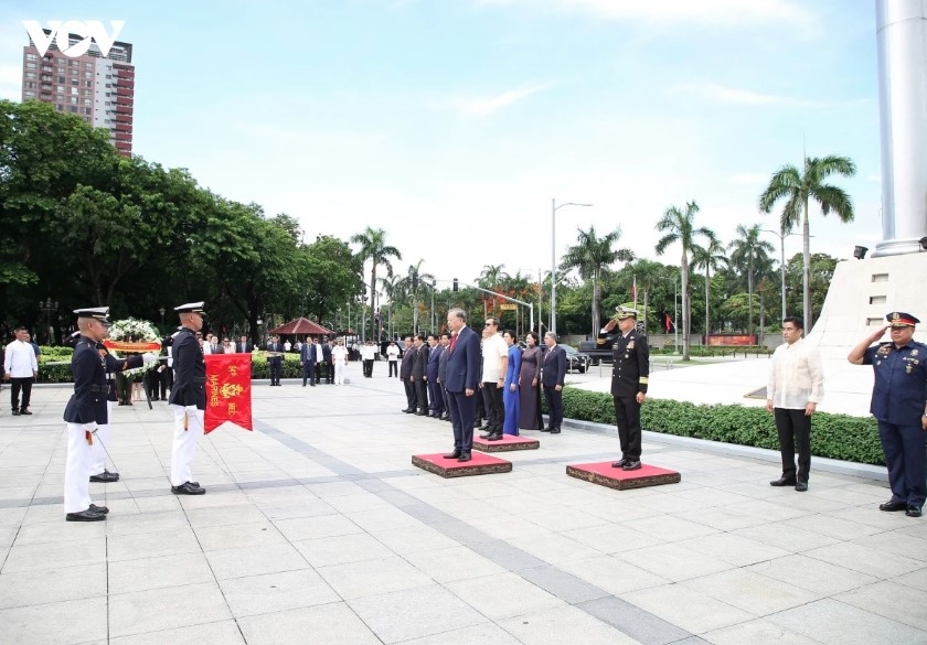 Party General Secretary and State President To Lam at the Jose Rizal Monument in Manila