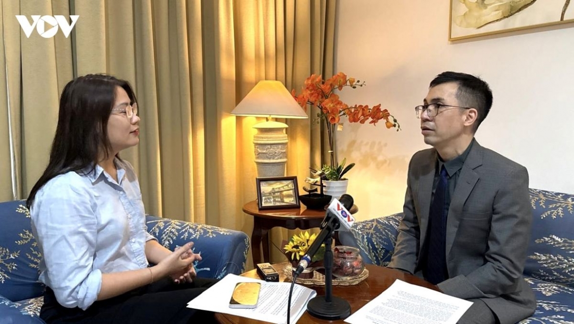 Pham The Cuong, Vietnamese Trade Counselor in Indonesia, is talking to a Jakarta-based VOV correspondent about Indonesia's new rules on Halal certification 