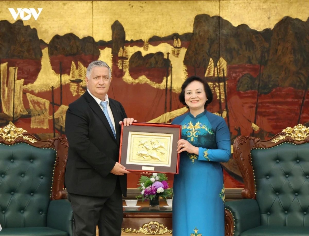 Vietnamese Deputy Prime Minister Pham Thi Thanh Tra (R) receives Dr. Stephen Maxner, director of the Vietnam Center and the Sam Johnson Vietnam Archive from Texas Tech University in Hanoi on June 13