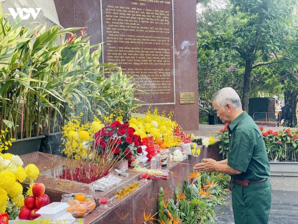 Phan Xuan Hoai, a 73-year-old veteran, offers incense in tribute to fallen soldiers and patriotic martyrs at Le Thi Rieng Park