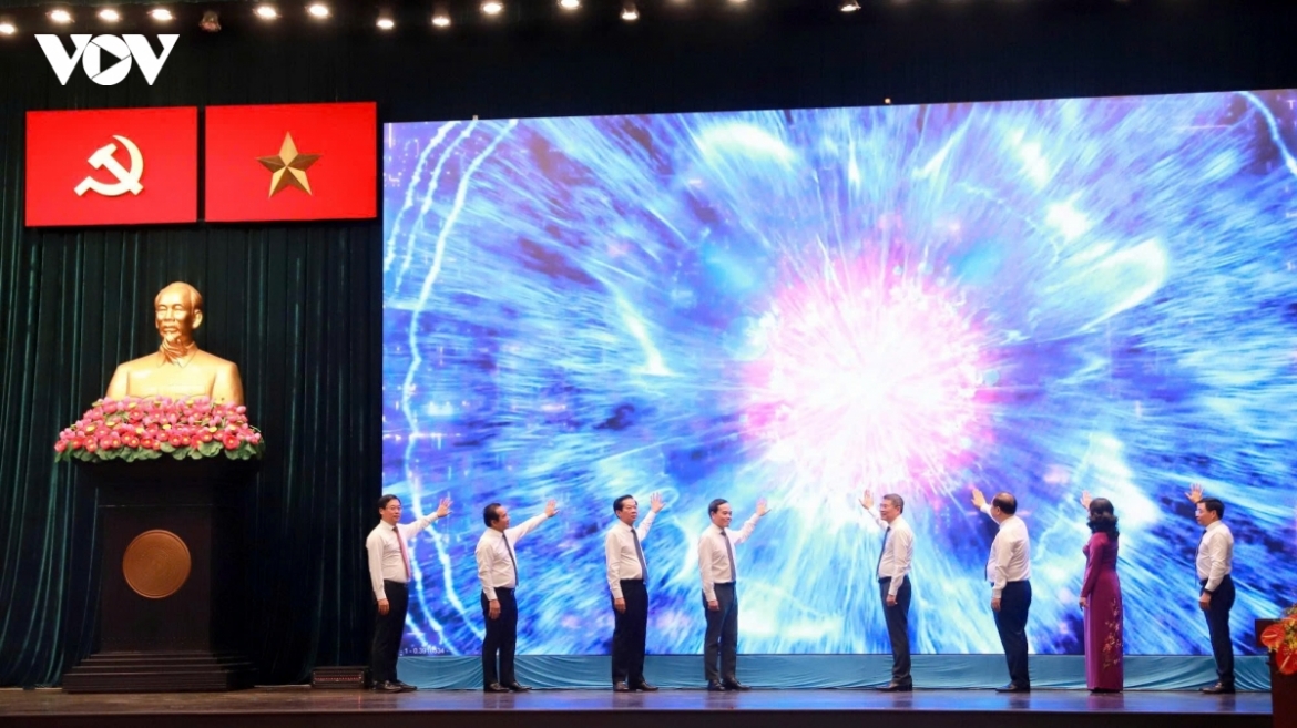 Prime Minister Le Minh Hung and other officials press the button to launch the 2026 national emulation movement in Ho Chi Minh City on June 13