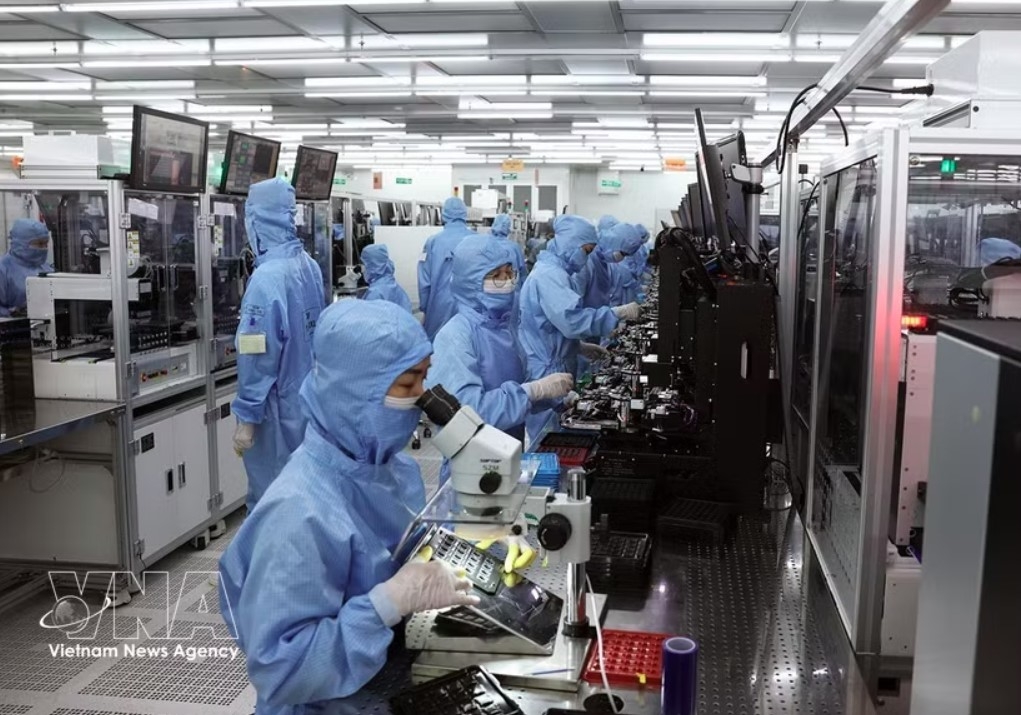 A production line for camera modules and electronic components for export at the factory of MCNEX VINA Co., Ltd., a 100% Korean owned firm in Phuc Son Industrial Park, Ninh Binh province (Photo: VNA)