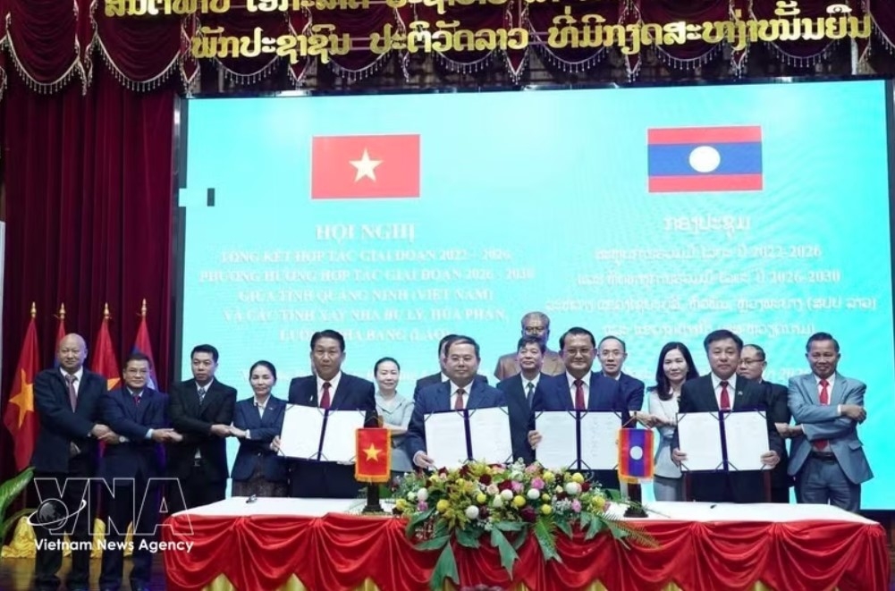 Leaders of Quang Ninh province and three northern provinces of Laos sign the conference minutes. (Photo: VNA)
