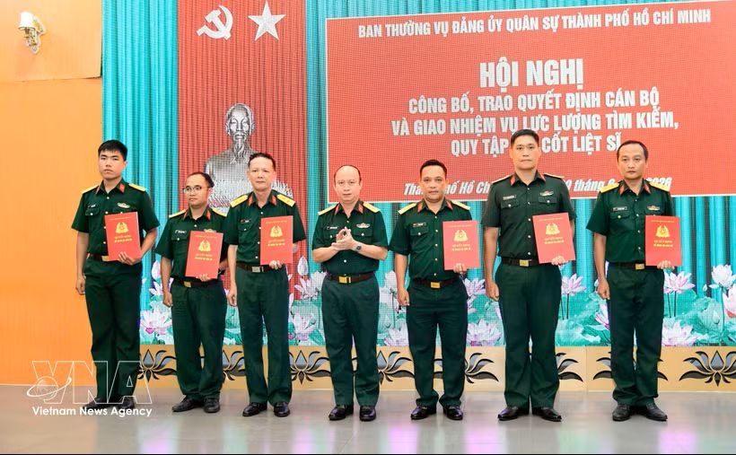 Colonel Nguyen Dinh Chuan, Deputy Political Commissar of the municipal Military Command and Deputy Head of the Ho CHi Minh City’s Steering Committee 515, hands over decisions to assign personnel to the specialised force tasked with searching for and recovering the remains of fallen soldiers.