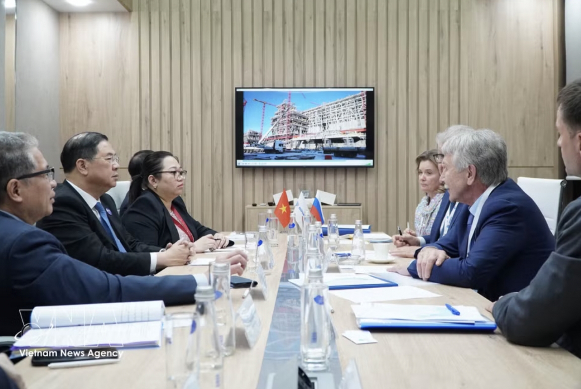 Permanent Deputy Prime Minister Pham Gia Tuc (second, left) meets with executives of Russia’s Novatek Group.