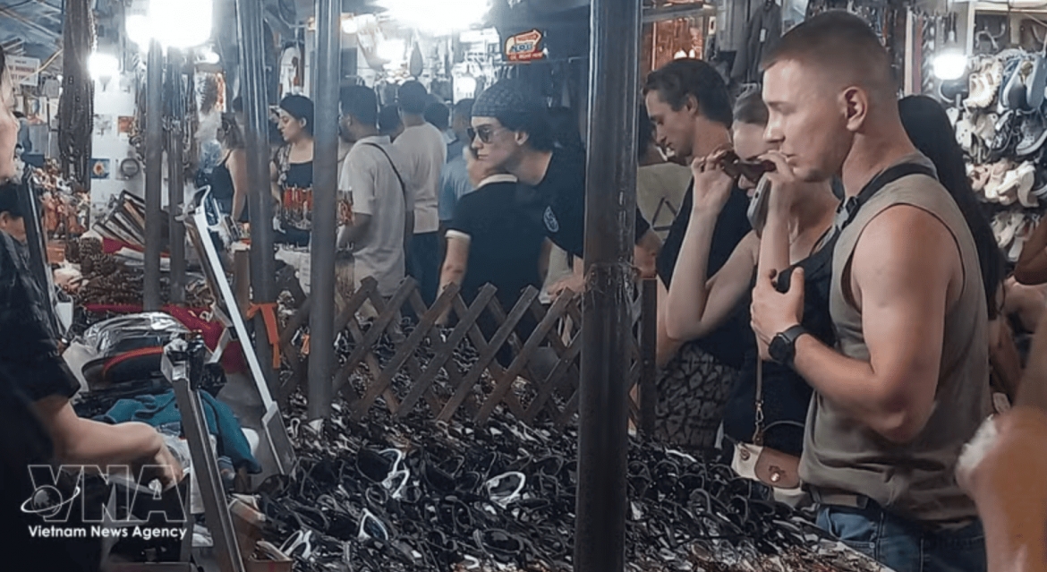 International tourists love shopping for souvenirs at Hanoi's Old Quarter night market (Photo: VNA)