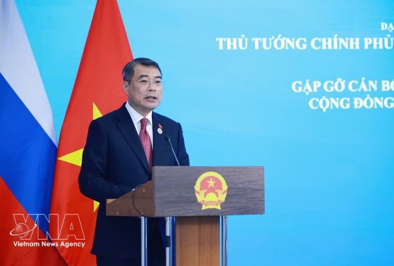 PM Le Minh Hung speaks at the meeting with the Vietnamese agencies and community in Russia on June 17. (Photo: VNA)
