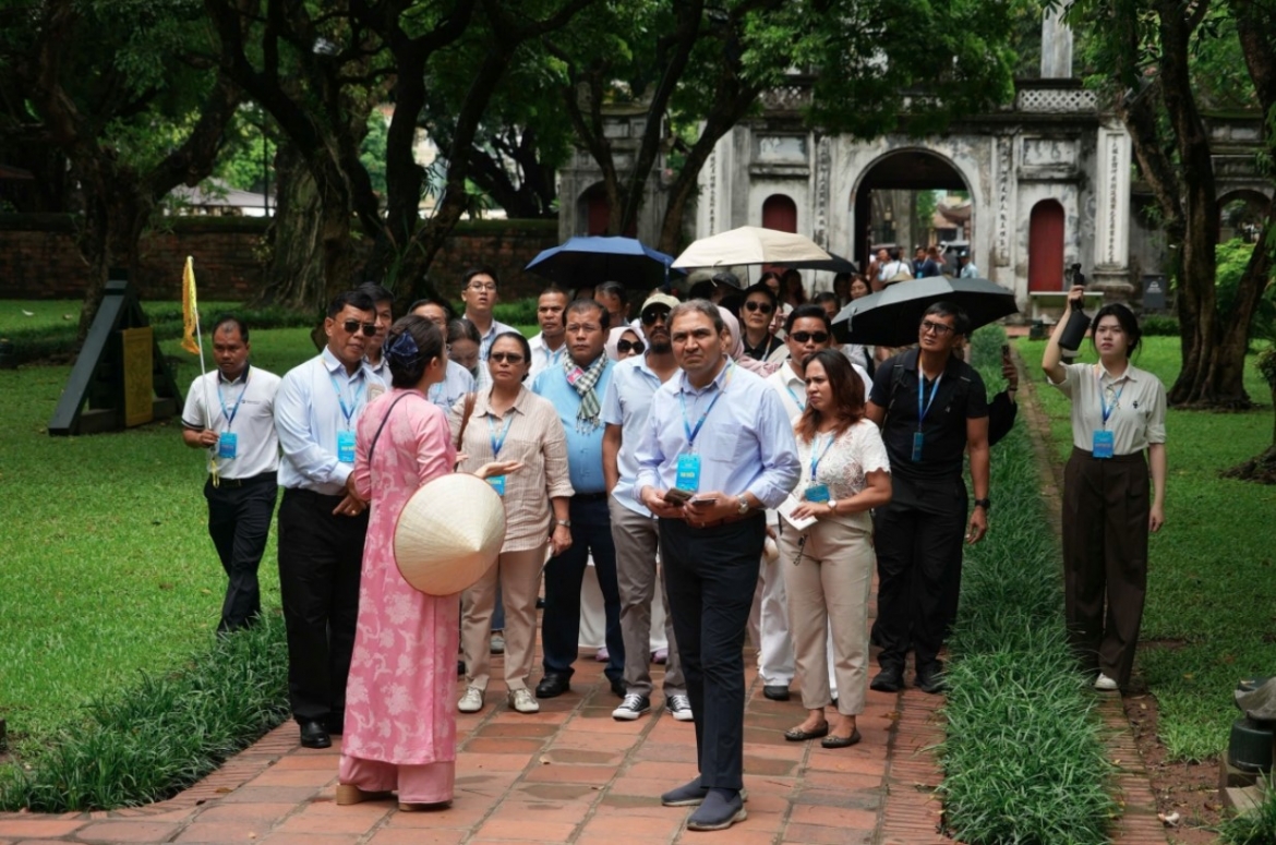 Delegates at the Van Mieu-Quoc Tu Giam (Temple of Literature) heritage site (Photo: Hanoi Department of Tourism)