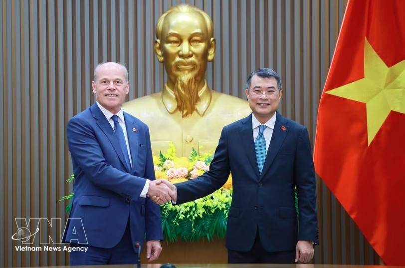 PM Le Minh Hung (R) and Canadian Ambassador Jim Nickel (Photo: VNA)