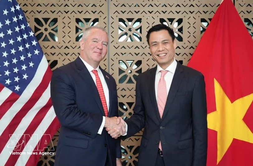 Deputy Minister of Foreign Affairs Dang Hoang Giang (R) and US Assistant Secretary of State Michael DeSombre. (Photo: VNA)