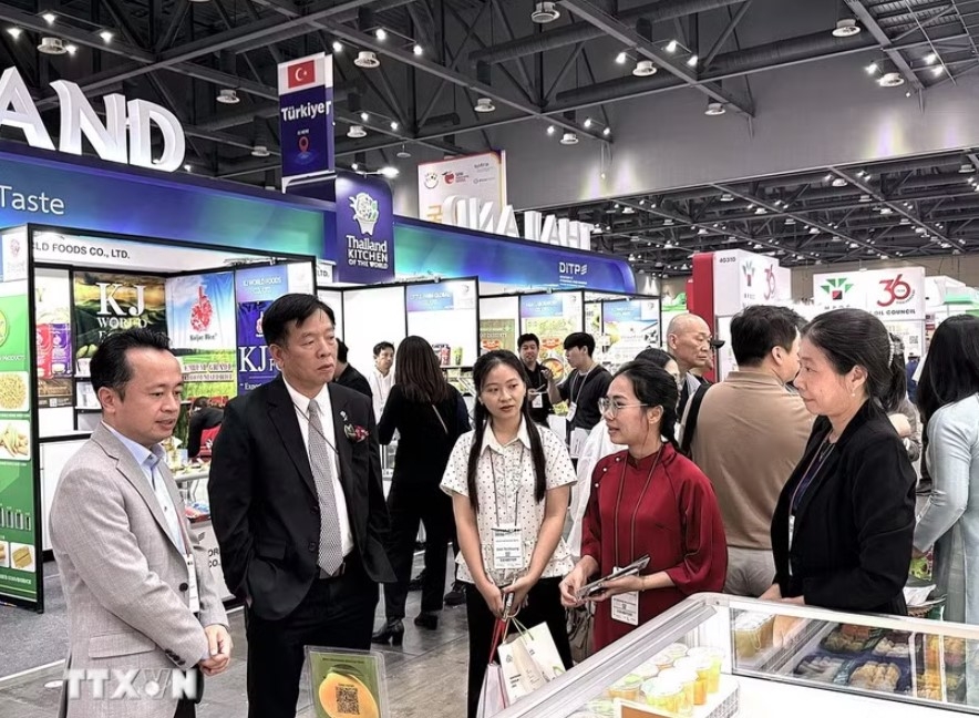 Vietnamese Ambassador to the RoK Vu Ho visits the Vietnamese products exhibition area at the event.
(Photo: VNA)