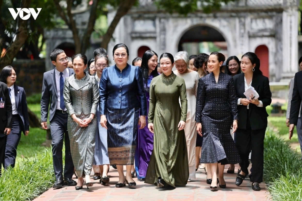 Spouse of the Prime Minister of Vietnam joins the spouses of the Prime Ministers of Laos, Cambodia and Thailand during a visit to the Temple of Literature in Hanoi on June 8, 2026