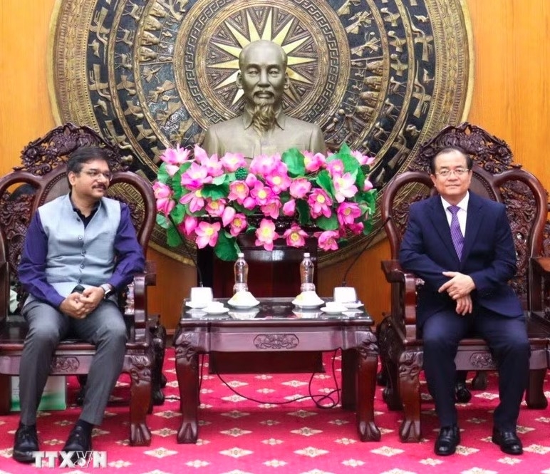 Nguyen Hong Thanh, vice chairman of the Tay Ninh Provincial People's Committee, and Vipra Pandey, consul general of India in Ho Chi Minh City, exchange views on cooperation opportunities. (Photo: Thanh Binh)