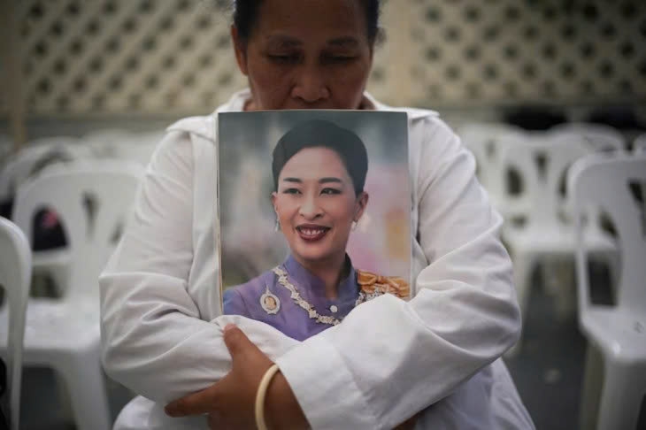 A woman holds a photograph of Princess Bajrakitiyabha outside King Chulalongkorn Memorial Hospital in Bangkok on June 12 (Photo: Reuters)