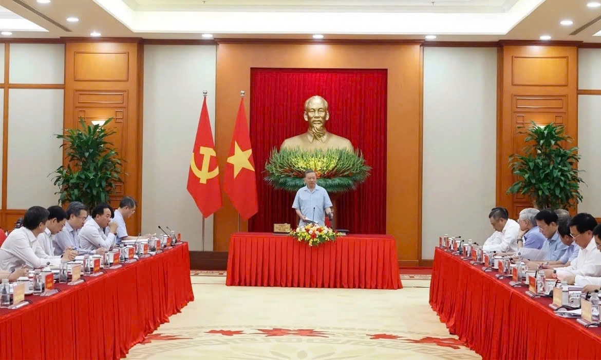 Party General Secretary and State President To Lam chairs a meeting with the Party Central Policy and Strategy Commission and relevant agencies on a draft proposal to renew Vietnam's development model