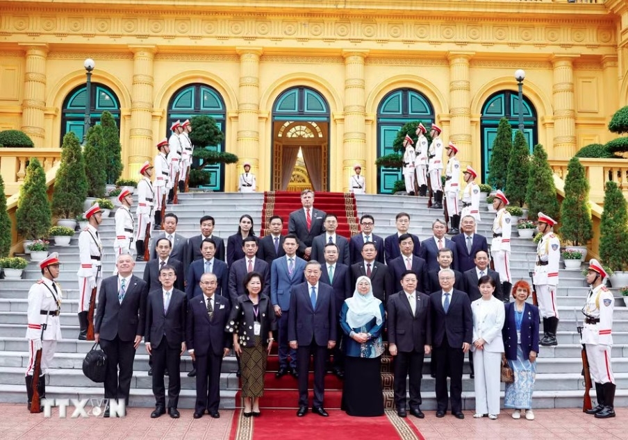 Party General Secretary and State President To Lam poses for a commemorative photo with delegates (Photo: VNA)