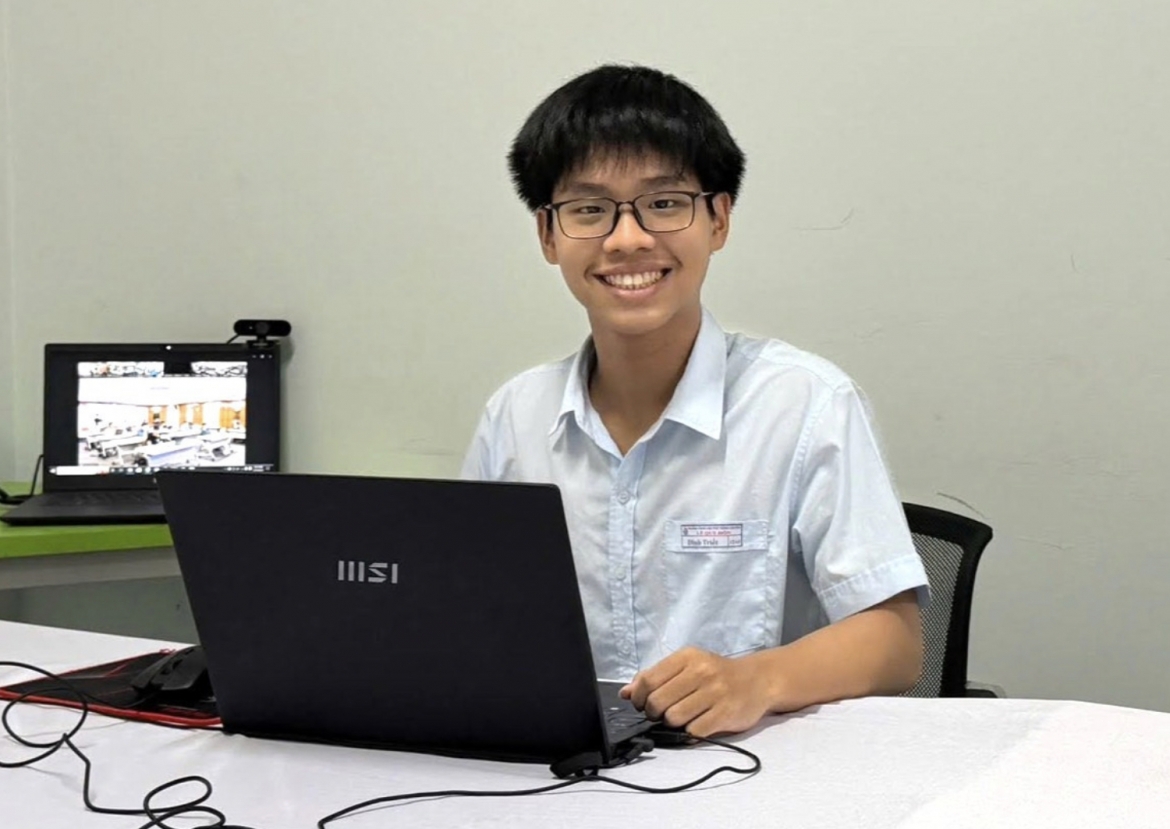 Phan Dinh Triet wins a gold medal at the 2026 Asia-Pacific Artificial Intelligence Olympiad. Photo: G.X.
