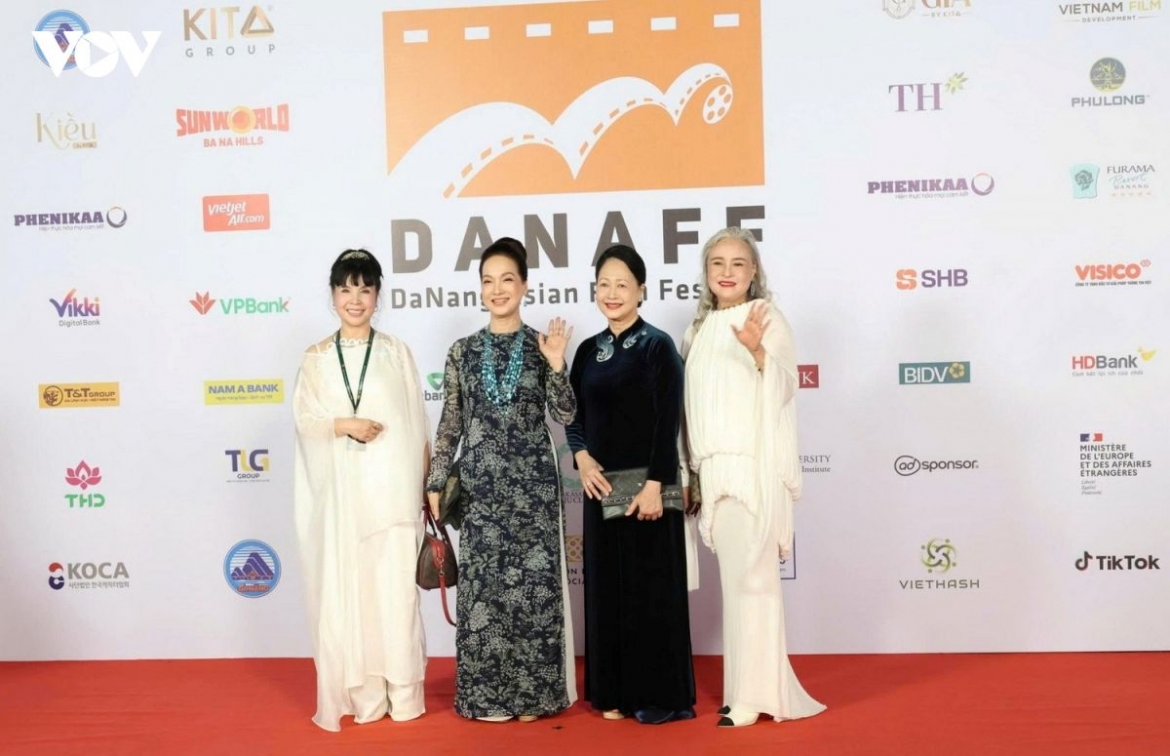 Veteran actresses of Vietnam pose for a photo at DANAFF IV