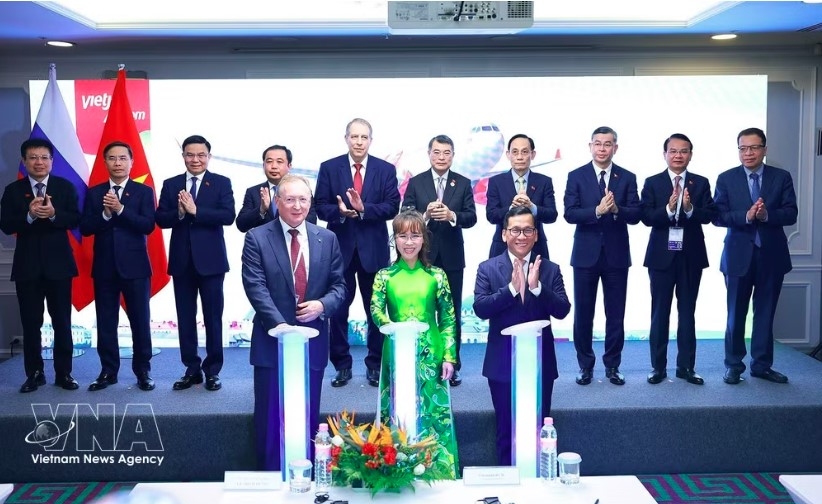 Prime Minister Le Minh Hung and officials witness the announcement of three new Vietjet Air routes linking Vietnam and Russia. (Photo: VNA)