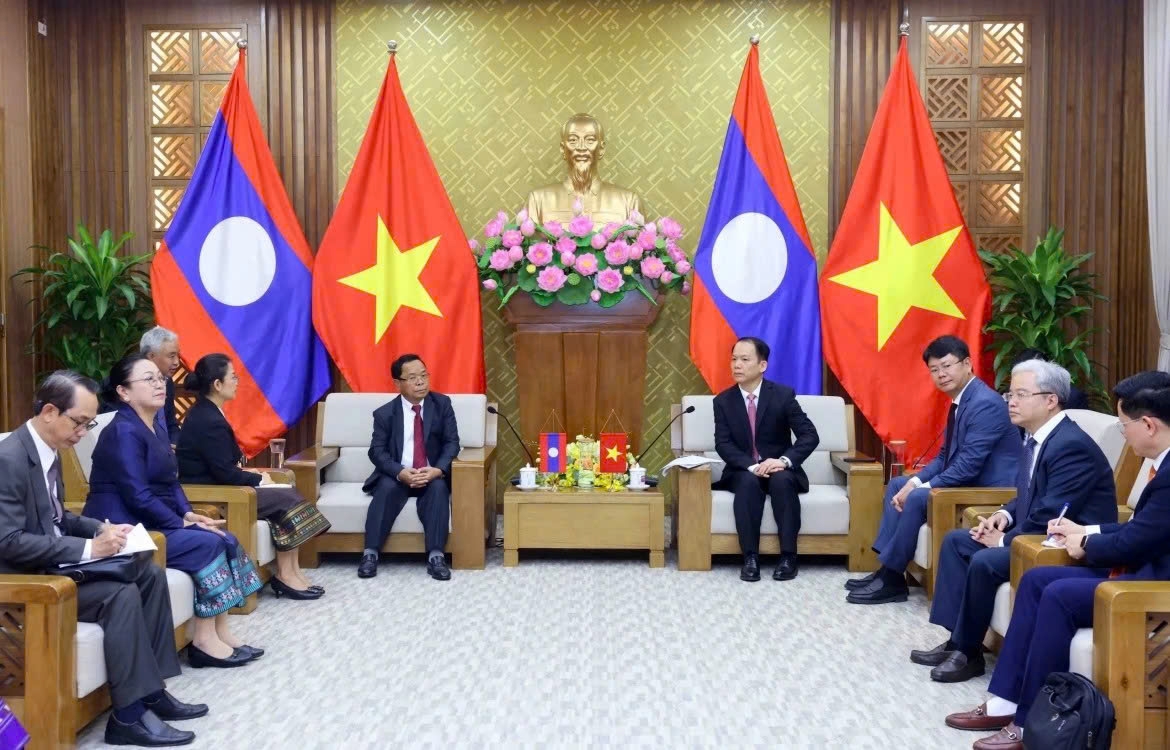 Vietnamese Minister of Justice Hoang Thanh Tung and Lao Minister of Justice Khamphan Phommathat discuss measures to increase judicial cooperation between the two countries during their talks in Hanoi on June 16