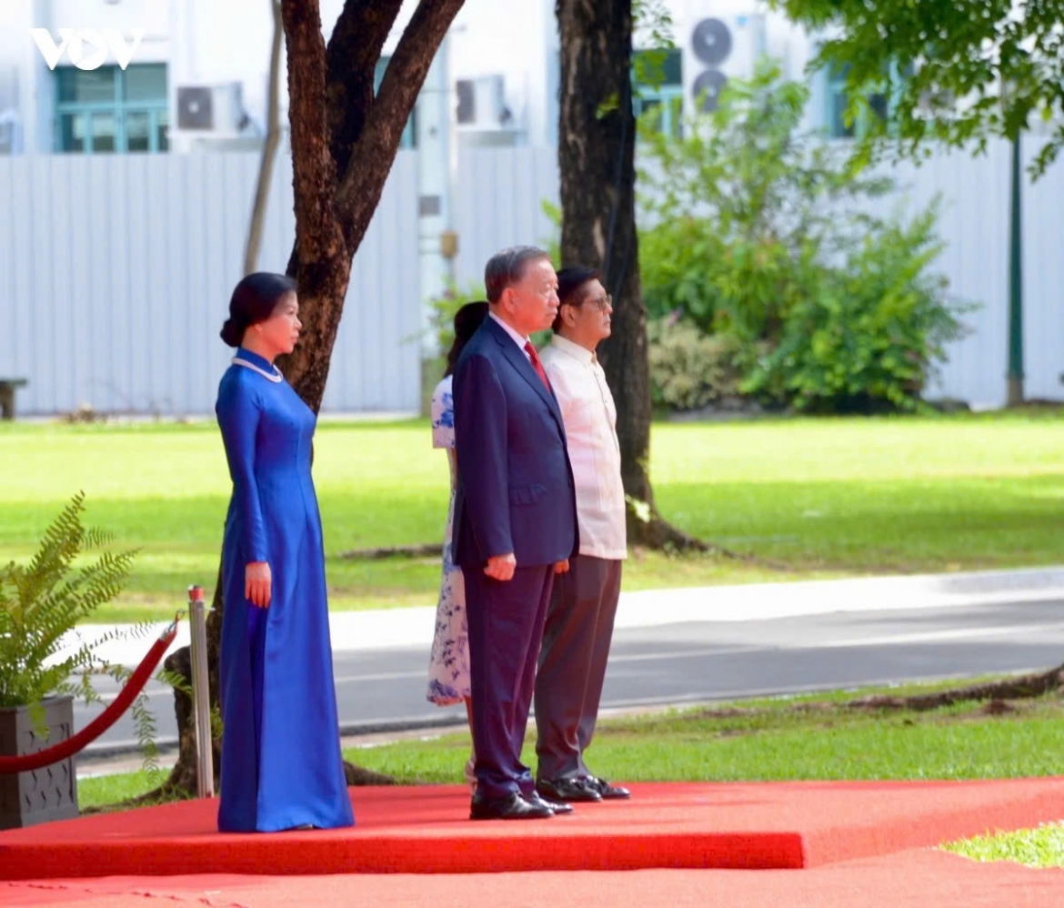 Philippine President Ferdinand Romualdez Marcos Jr. and his spouse invite the Vietnamese leader and his spouse to the podium of honour as the national anthems of Vietnam and the Philippines are played by the military band.