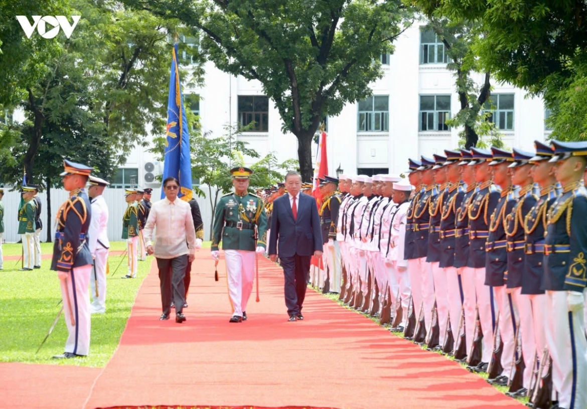 The two leaders review the guard of honour.