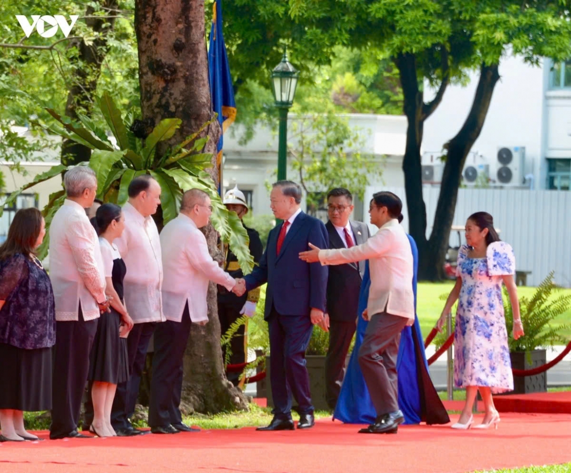 Philippine President Ferdinand Romualdez Marcos Jr. and his spouse, together with Vietnamese top leader To Lam and his spouse, then introduce members of the two countries’ delegations attending the ceremony.